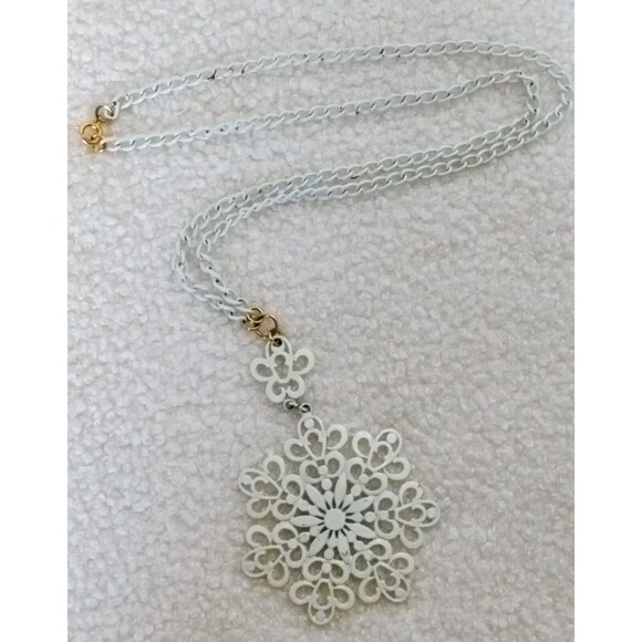 Vintage White Enamel Medallion Filigree Snowflake Pendant Necklace - Picture 7 of 7